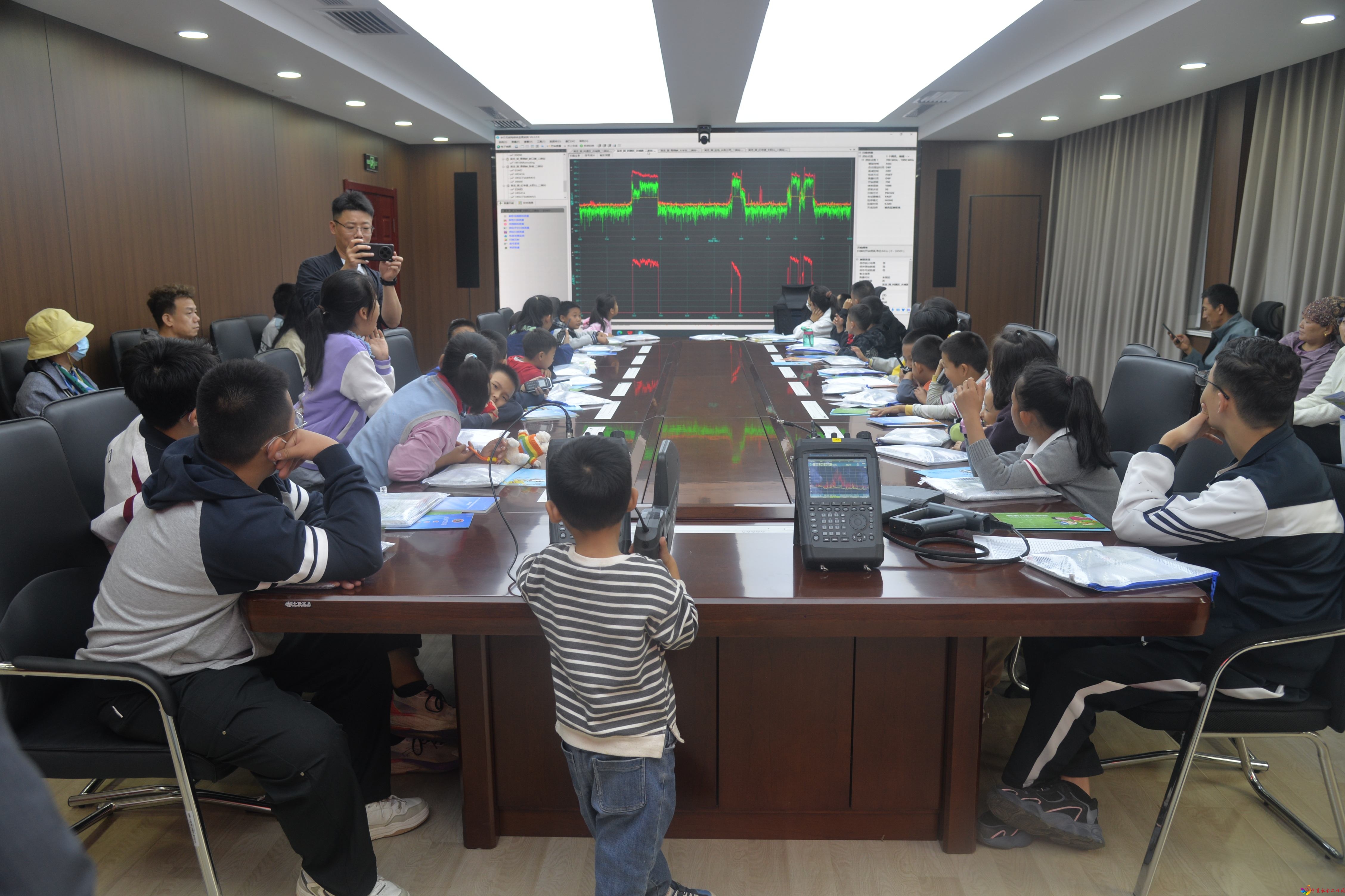 图5:同学们直观感受无线电频谱监测 图5:同学们直观感受无线电频谱监测