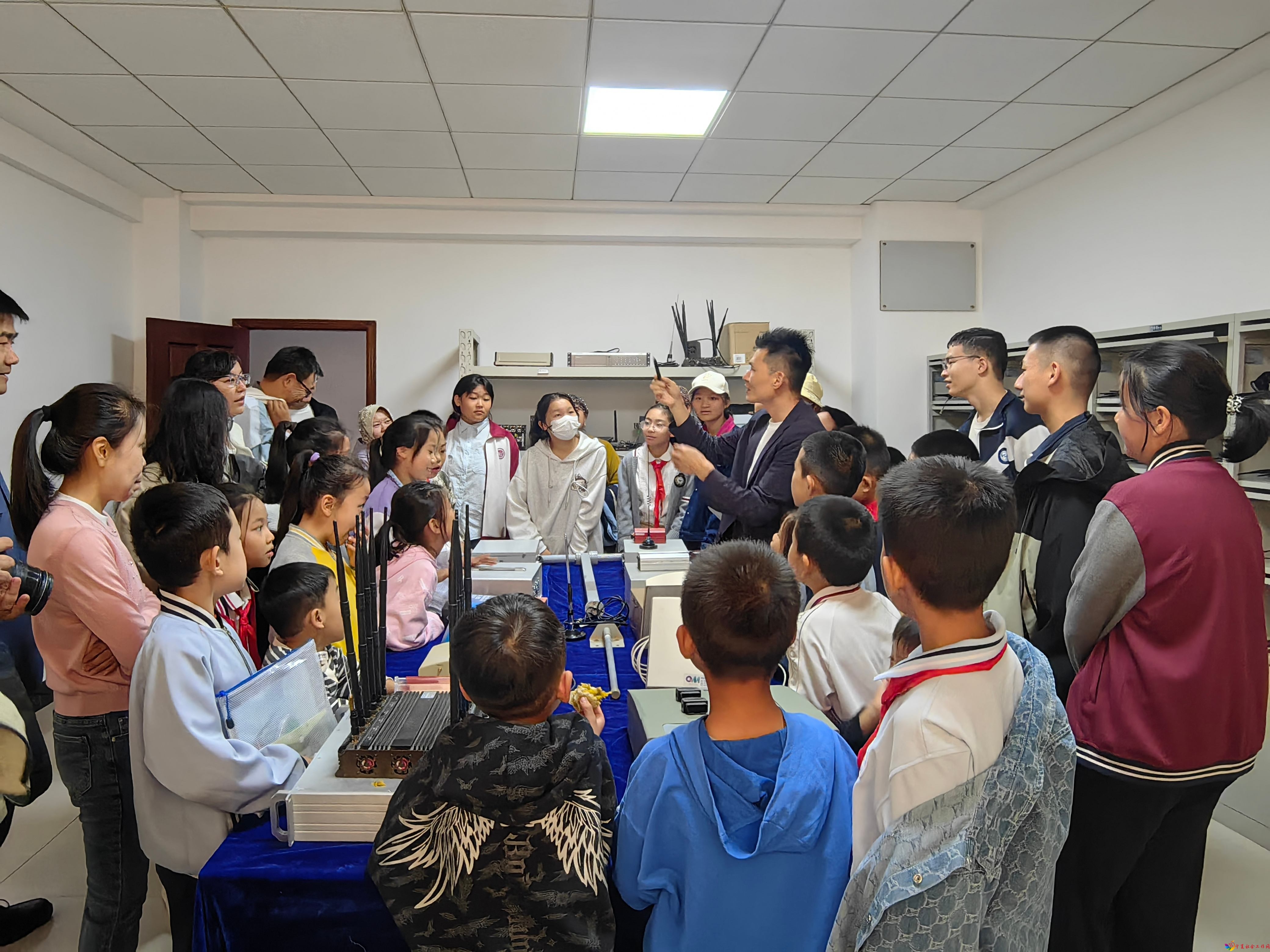 图7:在罚没设备室参观各类非法无线电设备 图7:在罚没设备室参观各类非法无线电设备