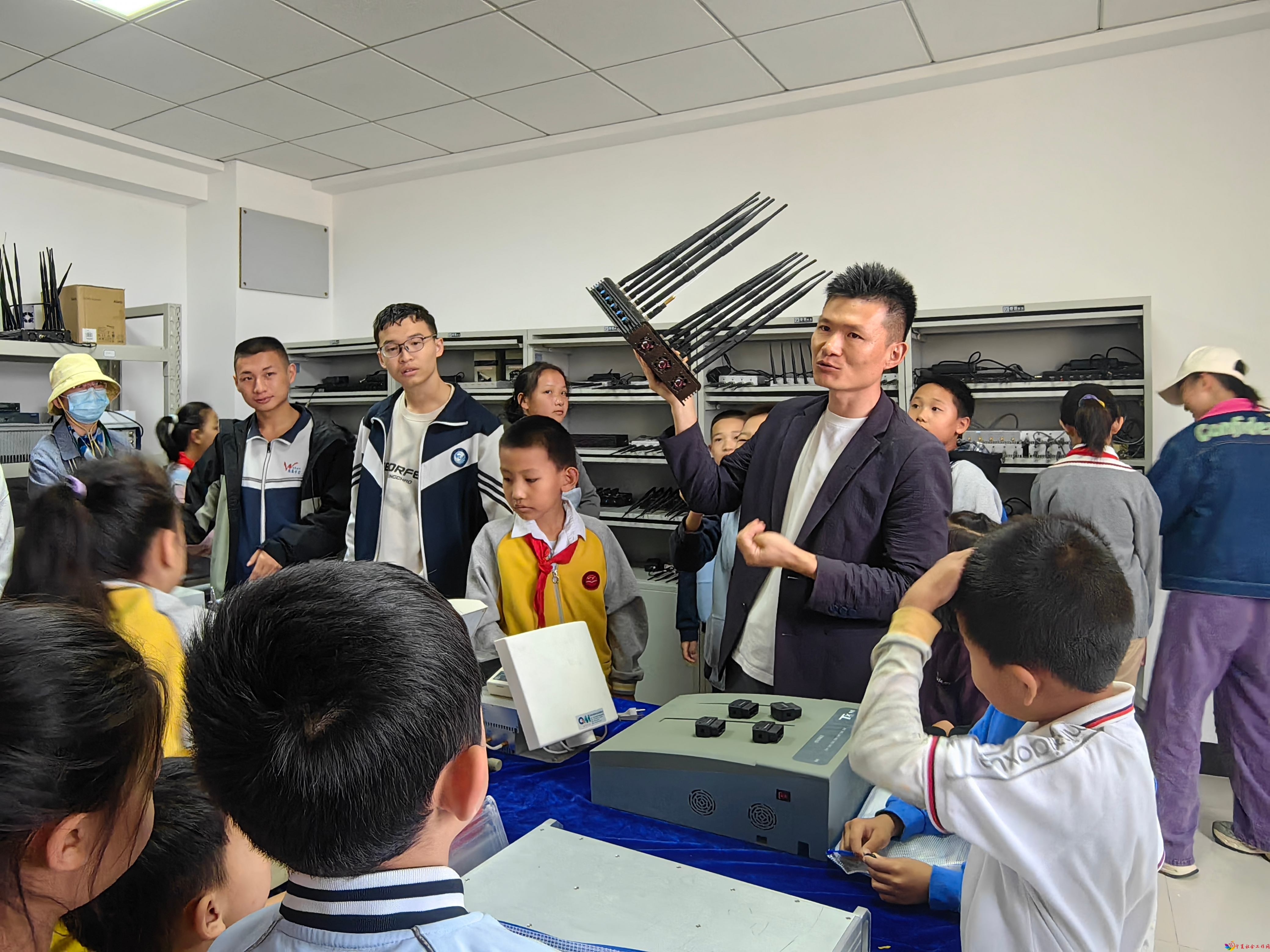 图8:向大家讲解非法无线电发射设备 图8:向大家讲解非法无线电发射设备