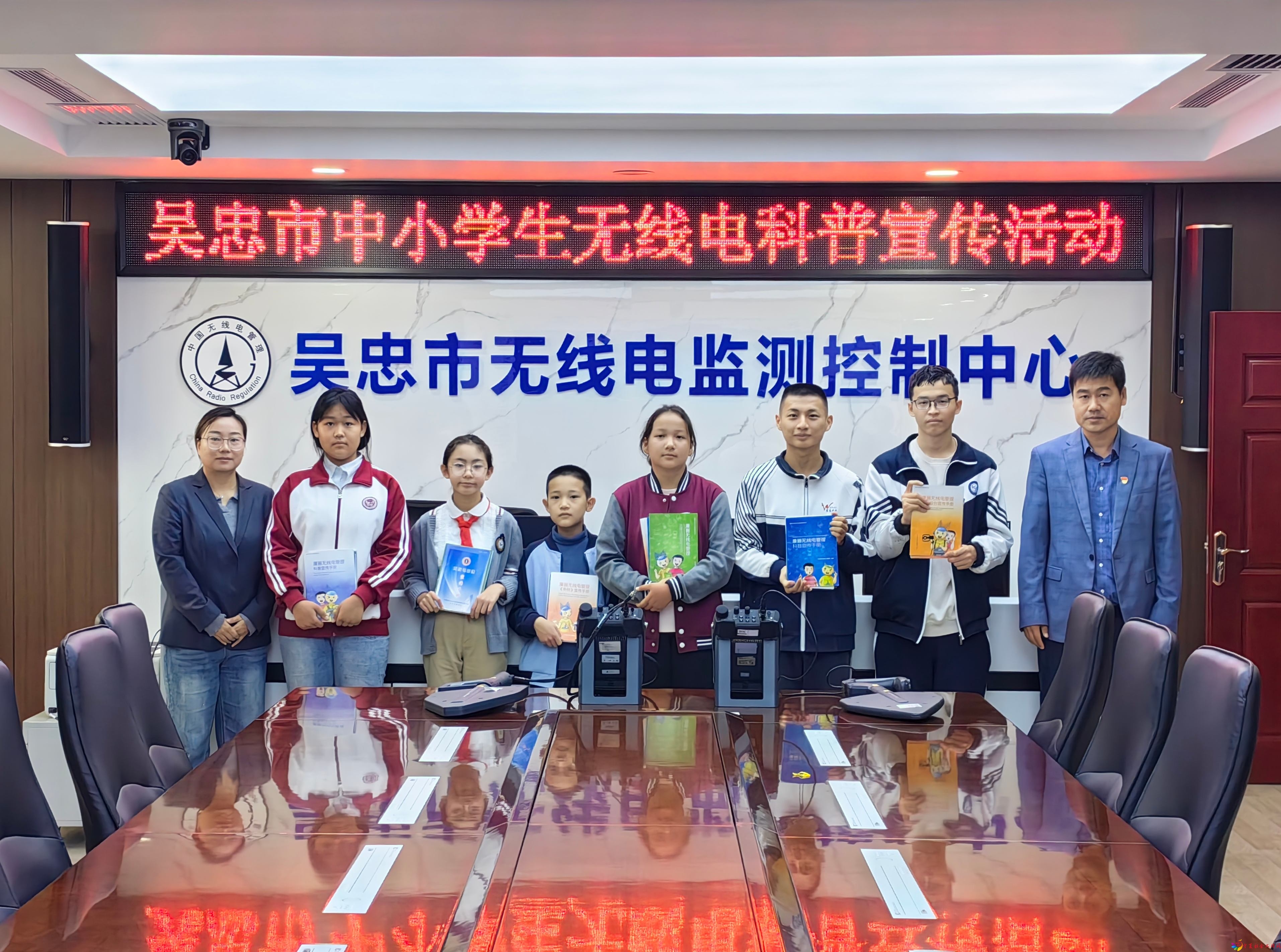 图9:向六个班级图书角捐赠全套漫画无线电科普图书 图9:向六个班级图书角捐赠全套漫画无线电科普图书